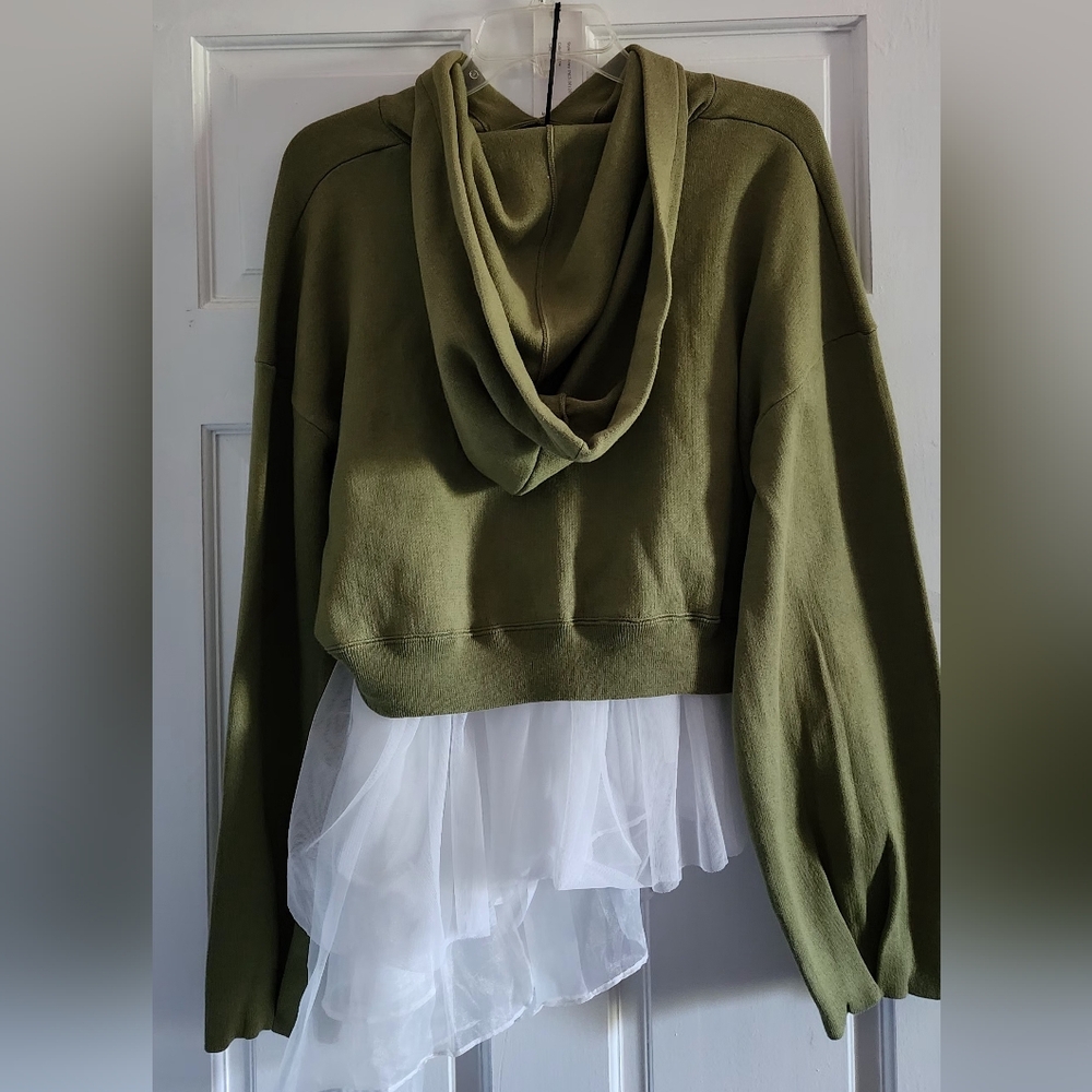 IN.NO SWEATCHERS. GREEN. NWT